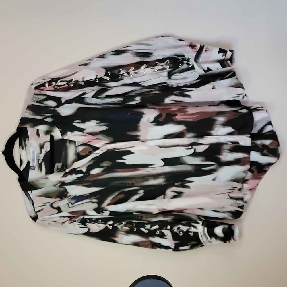 Jennifer Lopez lacing down the long sleeves